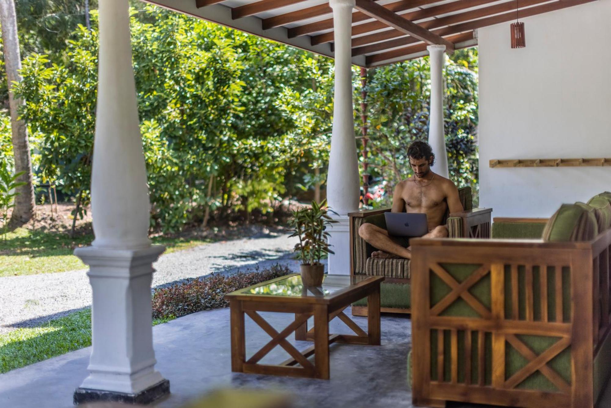 Makai Surf House Hotell Ahangama Eksteriør bilde
